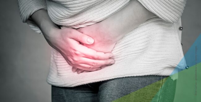 Nahaufnahme Frau mit Unterlaibsschmerzen zum Thema Beckenvenensyndrom verstehen